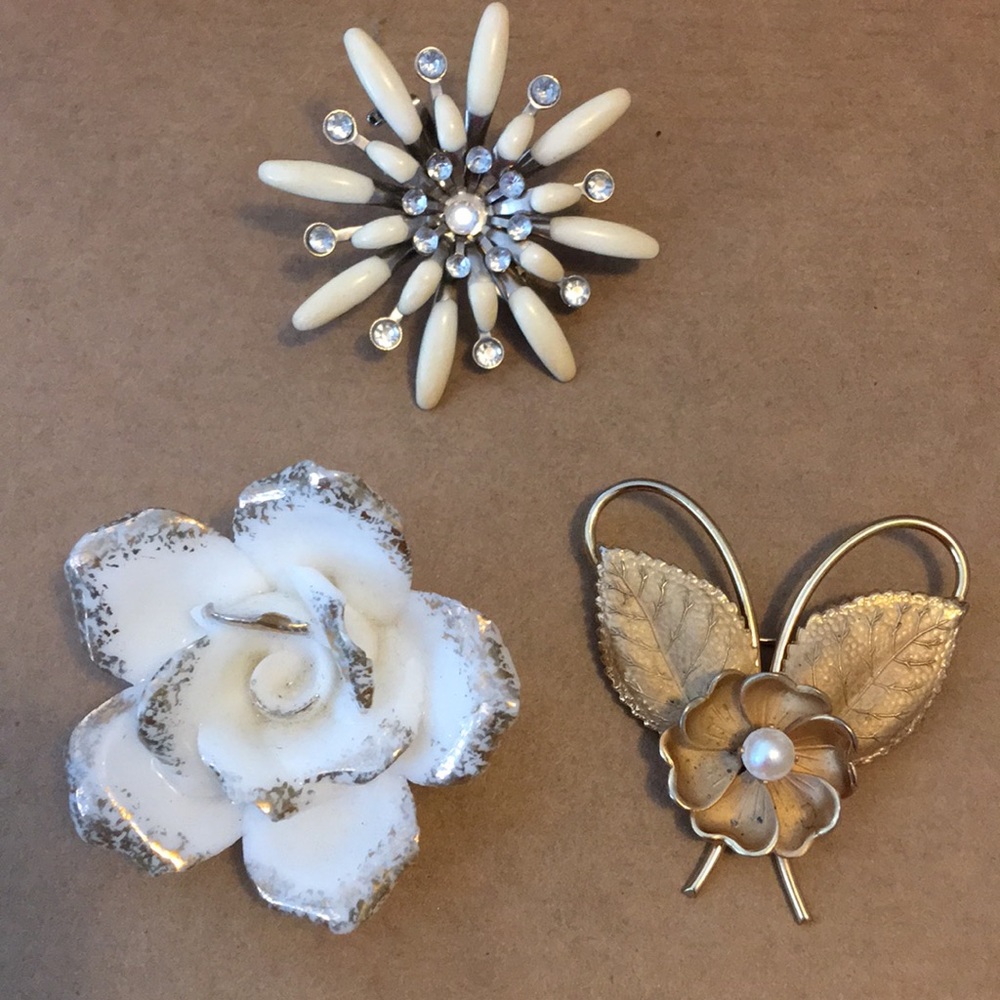 3 Vintage culture pearl porcelain lucite brooches